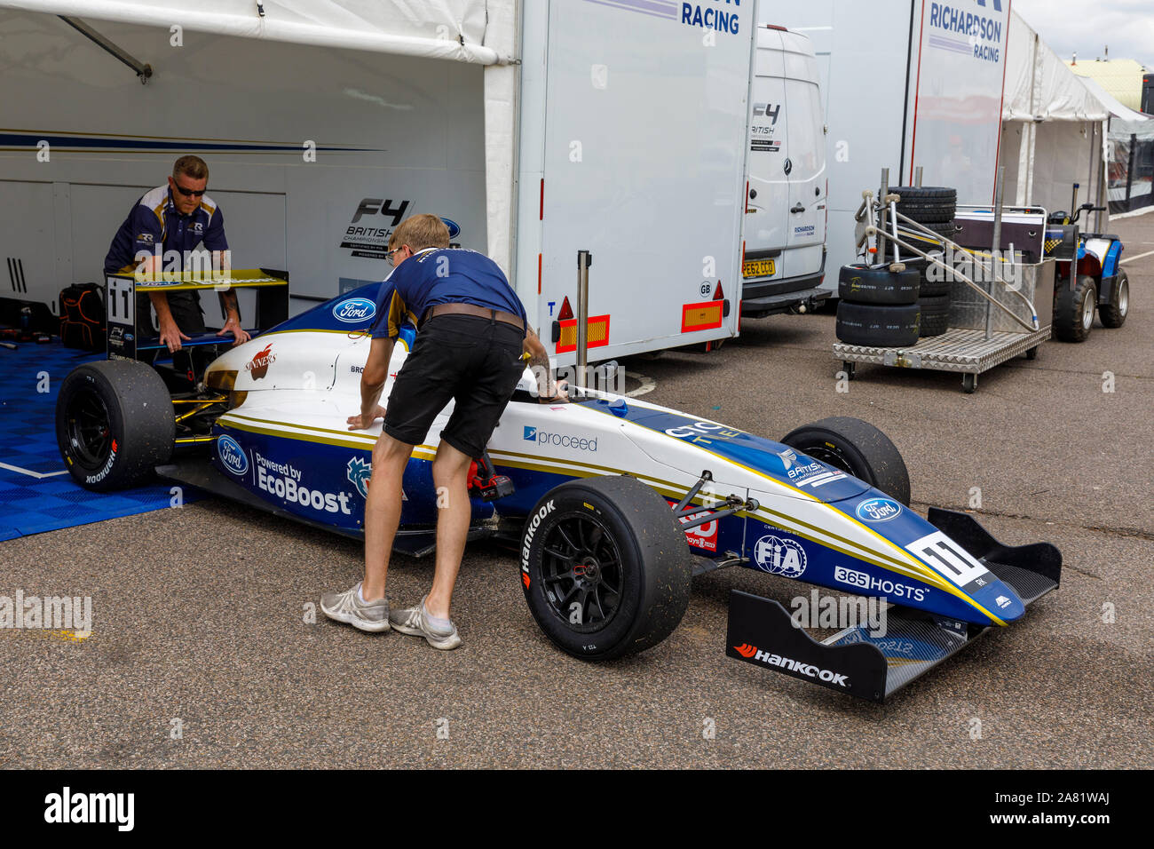 La formule 4 Browning Luke Ford Ecoboost monoplace à roues est de nouveau dans le paddock garage à l'BTCC 2019 réunion à Snetterton, Norfolk, Royaume-Uni. Banque D'Images