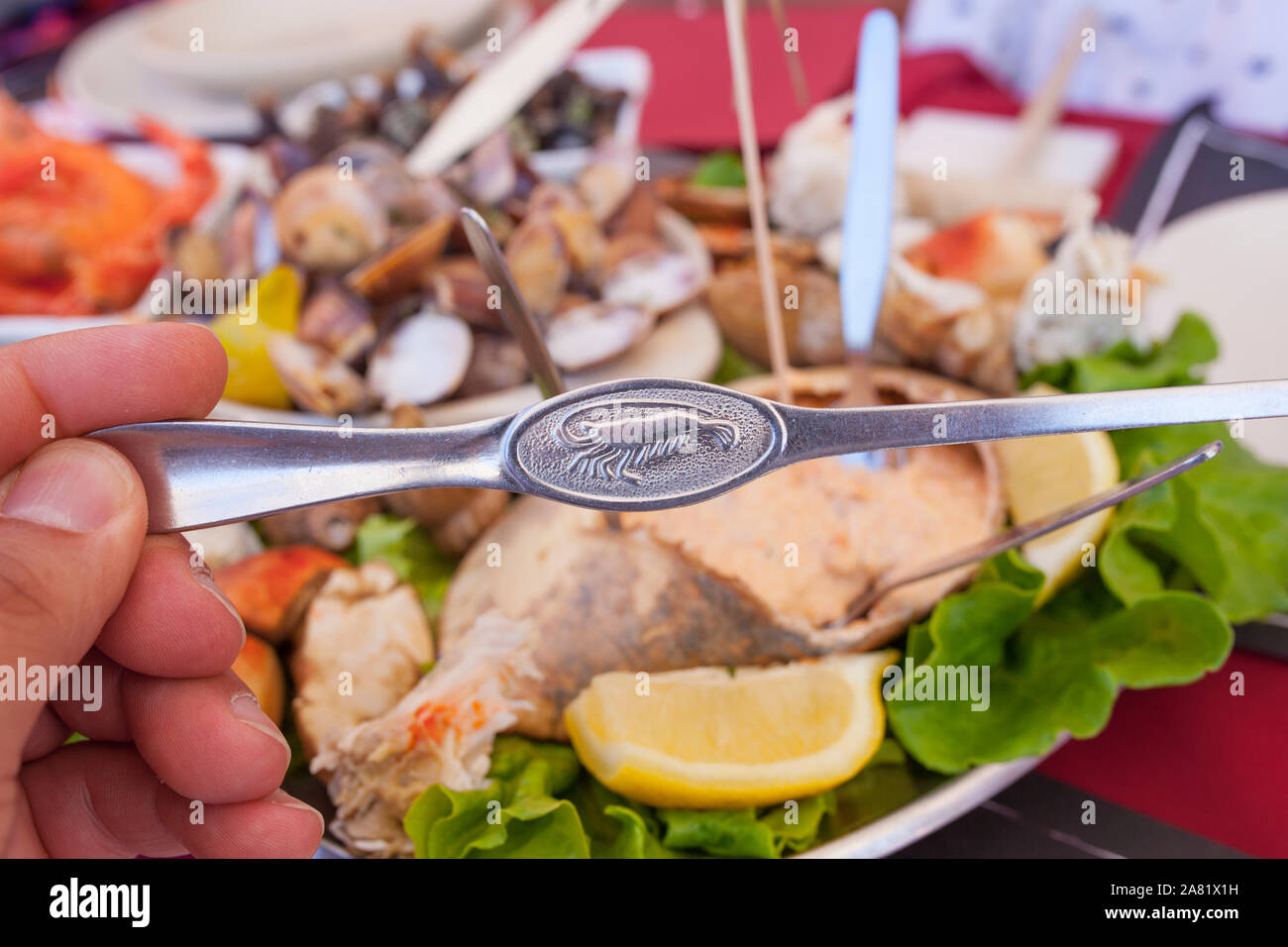 Fourchette à homard et repas de fruits de mer portugais ou marisqueira comme arrière-plan Banque D'Images