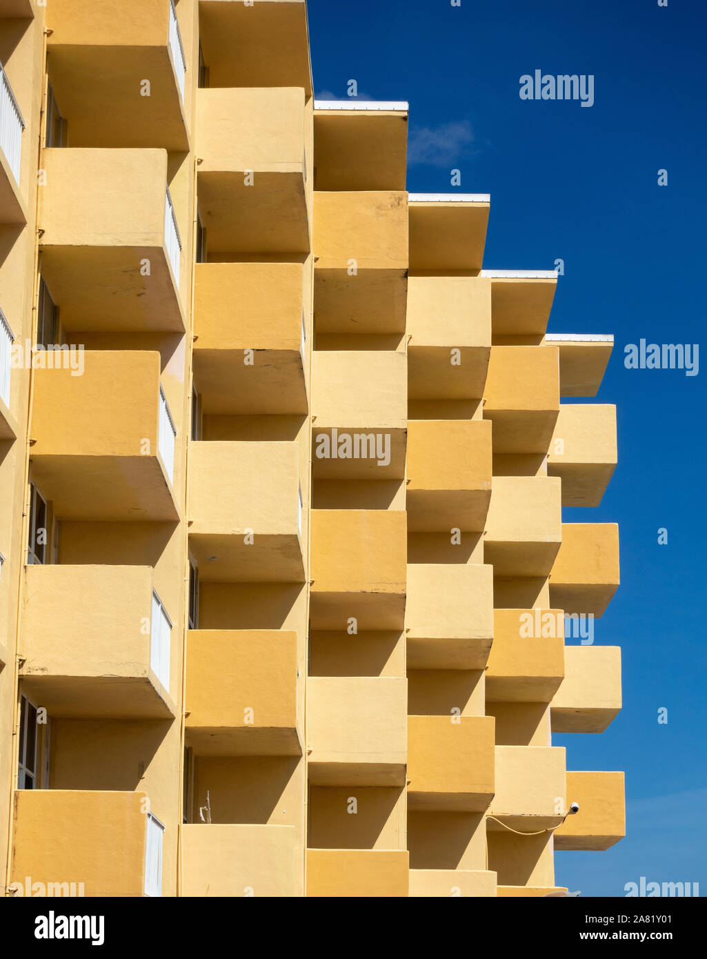 L'architecture des années 60 avec des formes géométriques Abstract Pattern depuis le balcon d'un hôtel sur Atlantic Avenue Daytona Beach Floride USA Banque D'Images
