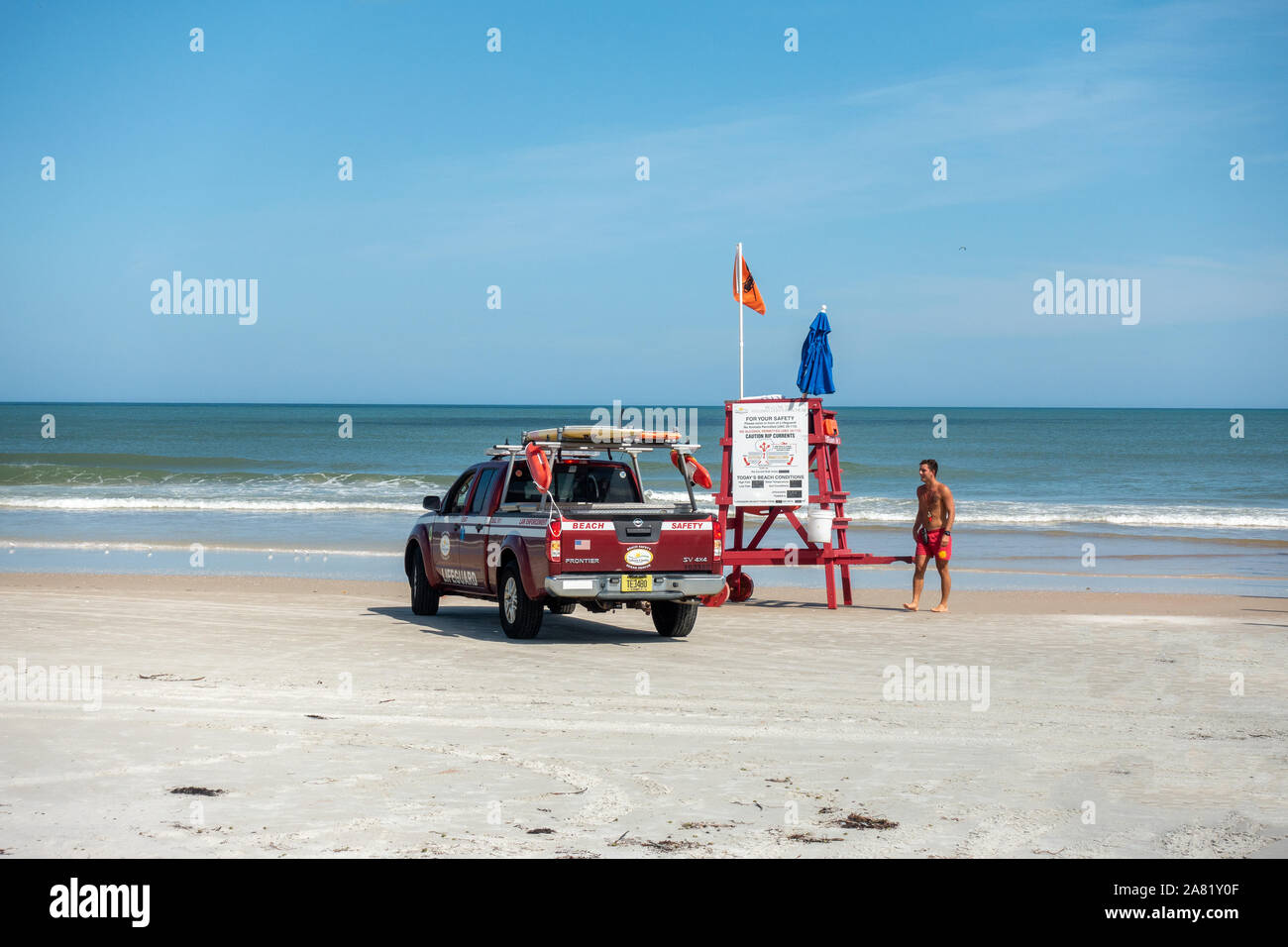 Comté de Volusia de sauveteurs avec un camion et plate-forme de baignade sur Daytona Beach en Floride Banque D'Images Comté de Volusia de sauveteurs avec un camion et plate-forme de baignade sur Daytona Beach en Floride Banque D'Images