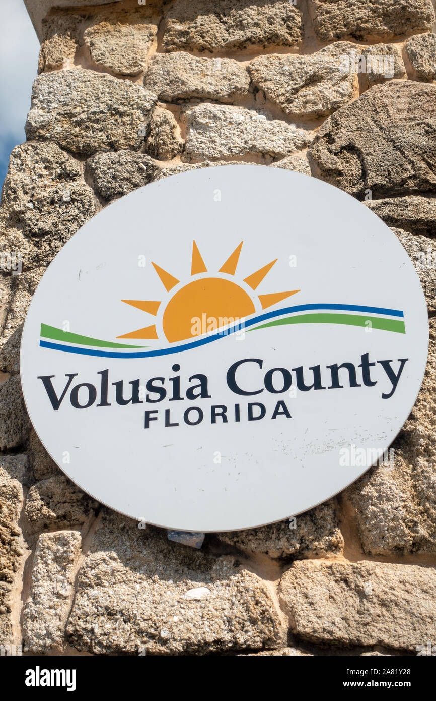 Comté de Volusia en Floride signe à Dayton Beach à l'entrée des véhicules à la plage Banque D'Images Comté de Volusia en Floride signe à Dayton Beach à l'entrée des véhicules à la plage Banque D'Images