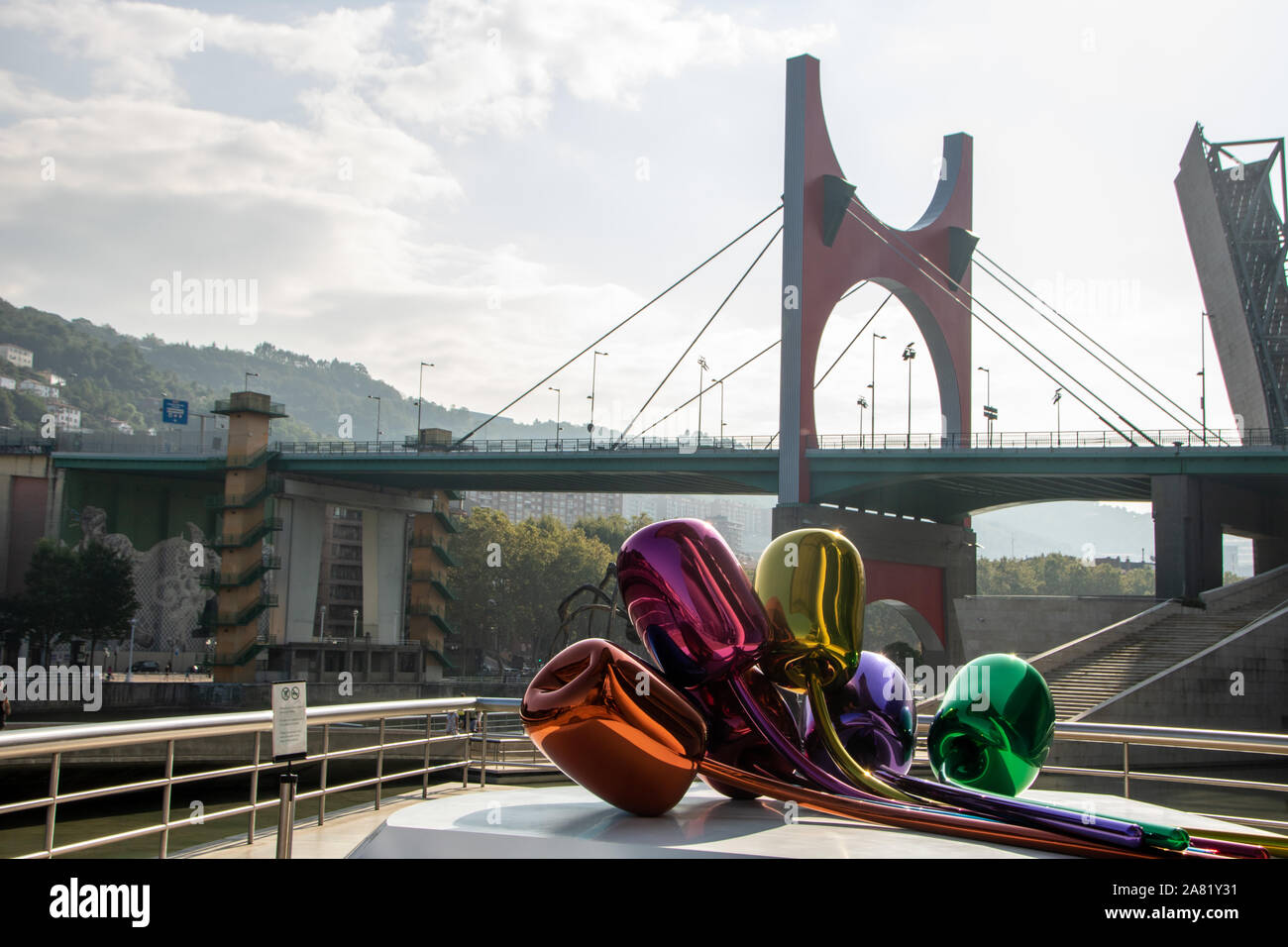 À Bilbao - Espagne - 2019 août - Metal Sculpture Tulipes, par l'artiste Jeff Koons, situé à l'extérieur du musée Guggenheim Banque D'Images