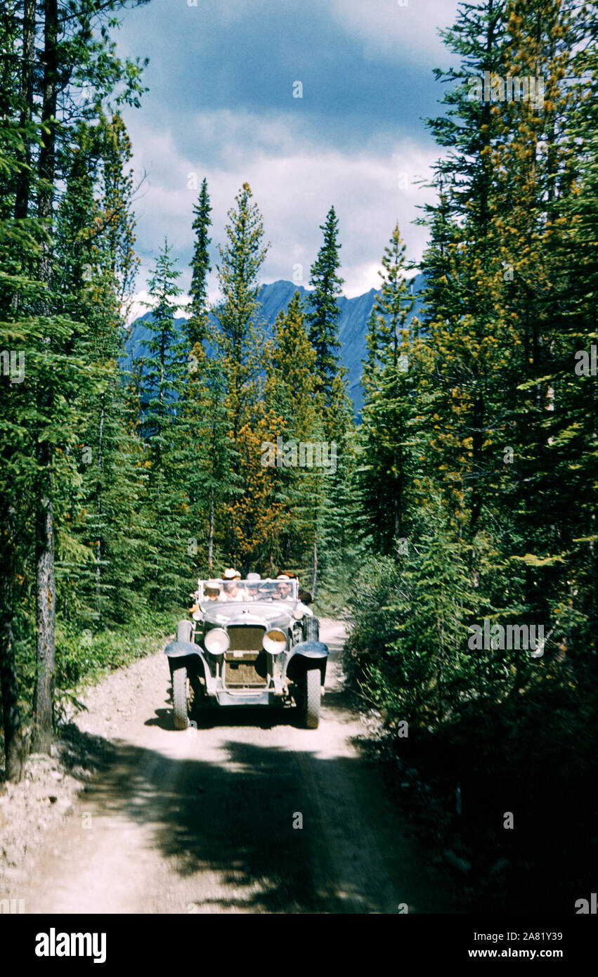 JASPER, AB - Juillet 1954 : vue générale comme un groupe de personnes dans une jeep à travers le désert vers juillet 1954 à Jasper, Alberta, Canada. (Photo de Hy Peskin) *** légende locale *** X1485 1956 Banque D'Images