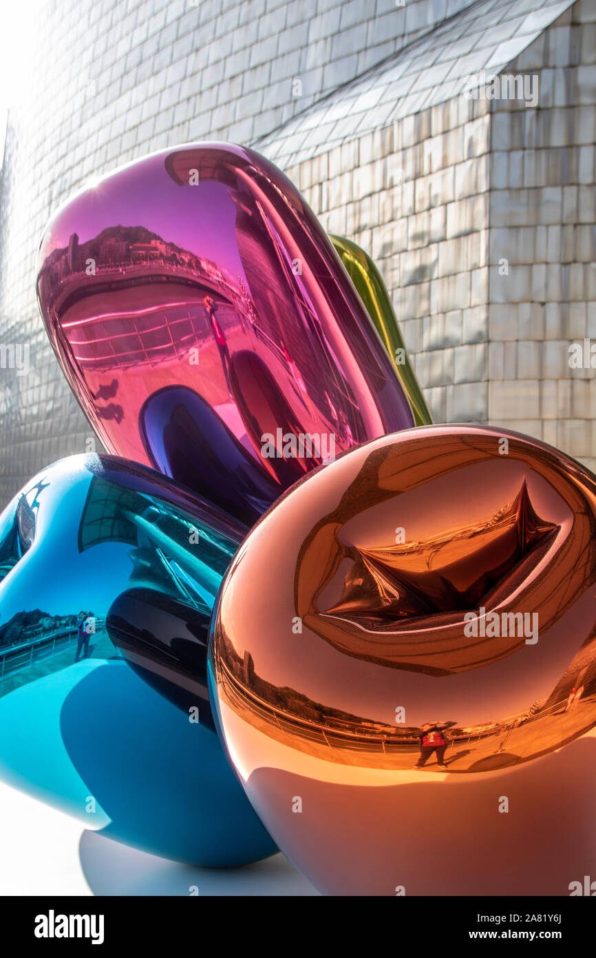 À Bilbao - Espagne - 2019 août - Metal Sculpture Tulipes, par l'artiste Jeff Koons, situé à l'extérieur du musée Guggenheim Banque D'Images