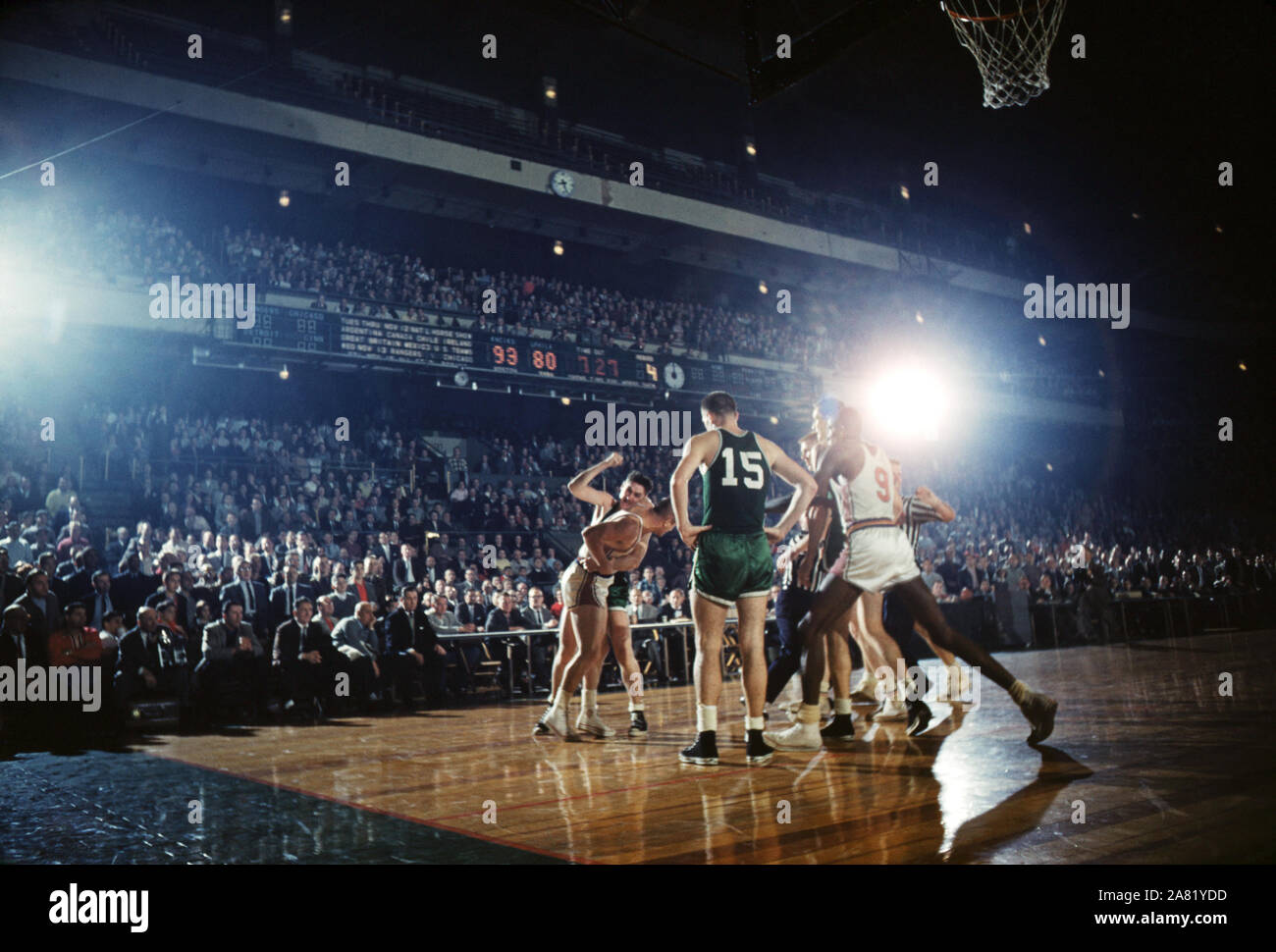 NEW YORK, NY - 26 OCTOBRE : Deux joueurs des Celtics de Boston et New York Knicks lutte pendant un match NBA le 26 octobre 1957 au Madison Square Garden de New York, New York. (Photo de Hy Peskin) (SetNumber : X4822) Banque D'Images