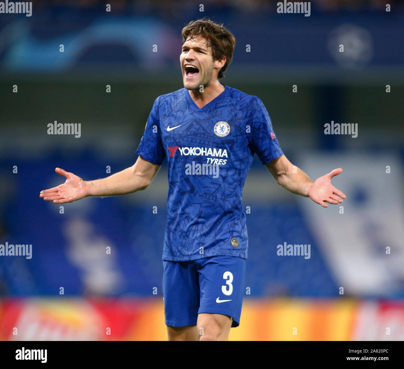 Londres, Royaume-Uni. 05 novembre 2019. Chelsea's Marcos Alonso au cours de ligue de champion le groupe H entre Chelsea et Alax à Stanford Bridge Stadium, Londres, Angleterre le 05 novembre 2019 : Crédit photo Action Sport/Alamy Live News Banque D'Images