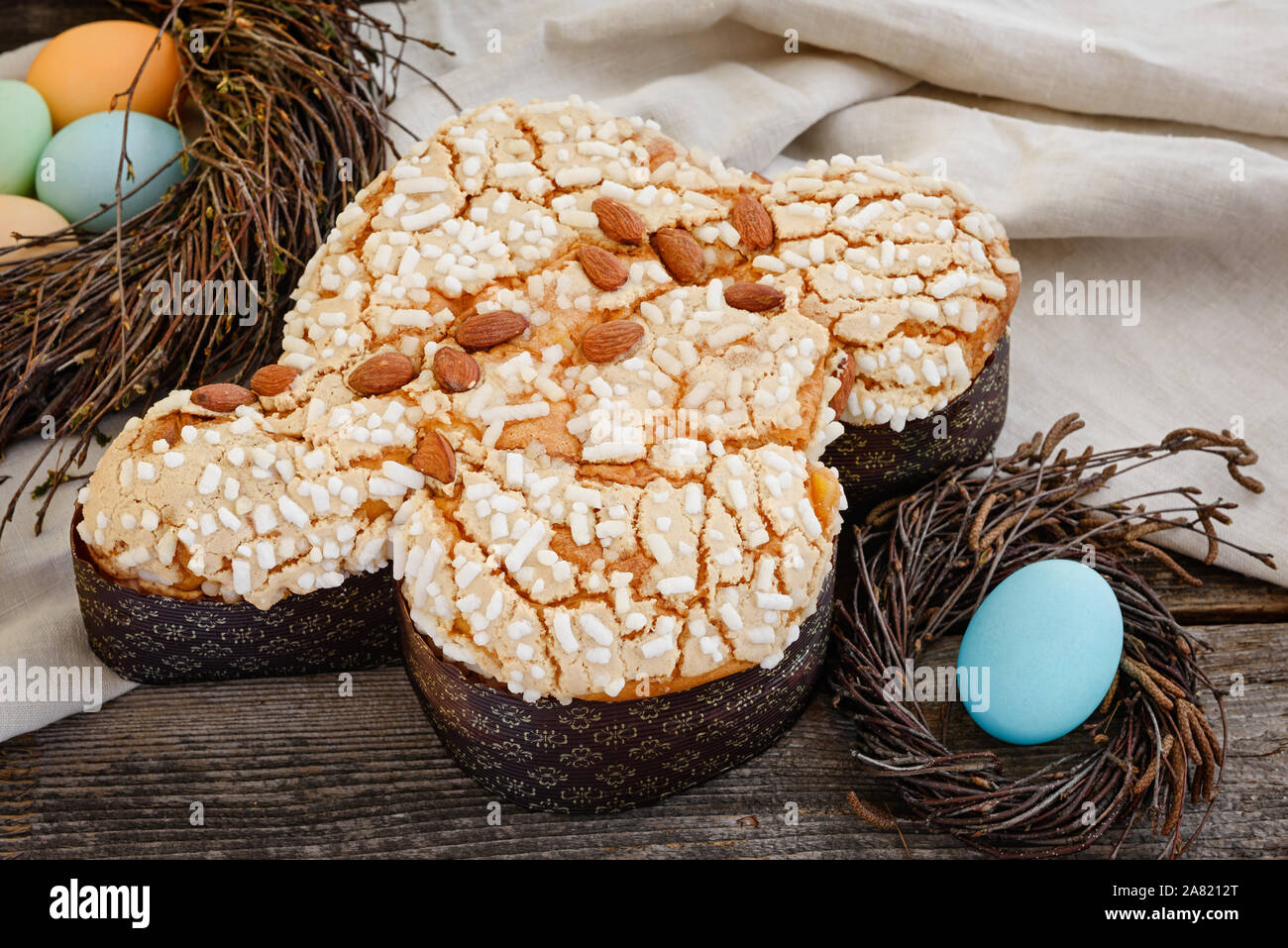 Gateau De Paques Traditionnel Italien Colomba En Sucre Glace Et D Amandes Photo Stock Alamy