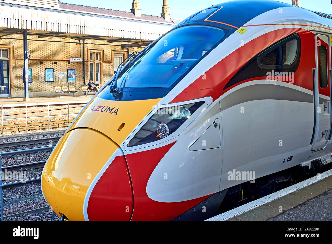 Une nouvelle unité de train Azusa au Lincoln station dans soleil d'automne. Banque D'Images