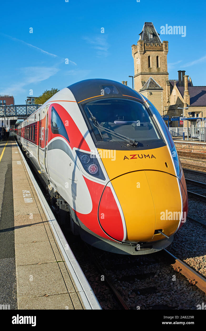 Une nouvelle unité de train Azusa au Lincoln station dans soleil d'automne. Banque D'Images