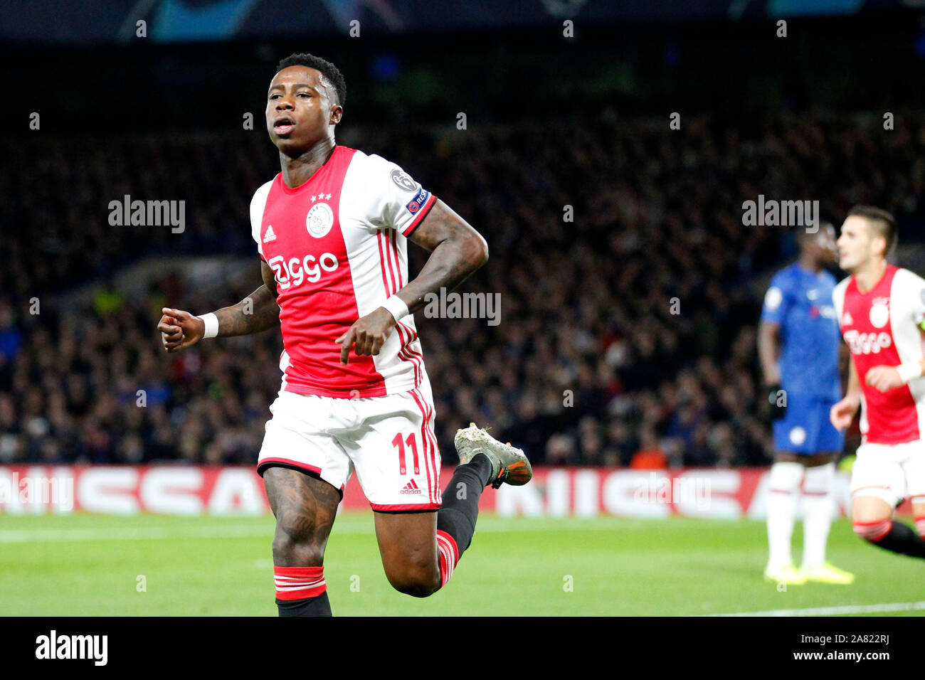 Londres, Royaume-Uni. 05Th Nov, 2019. Objectif - Quincy Promes d'Ajax Amsterdam scores pour le rendre 1-2 lors du match de groupe de la Ligue des Champions entre Chelsea et Ajax à Stamford Bridge, Londres, Angleterre le 5 novembre 2019. Photo par Carlton Myrie/Premier Images des médias. Credit : premier Media Images/Alamy Live News Banque D'Images