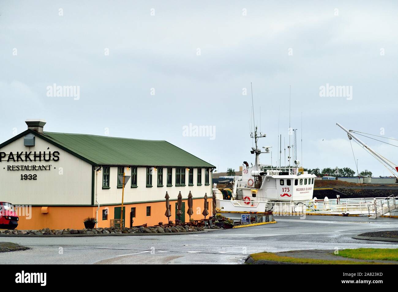 Hofn, Islande. Un restaurant avec une longue histoire est situé à côté du port dans la communauté côtière de Hofn. Banque D'Images