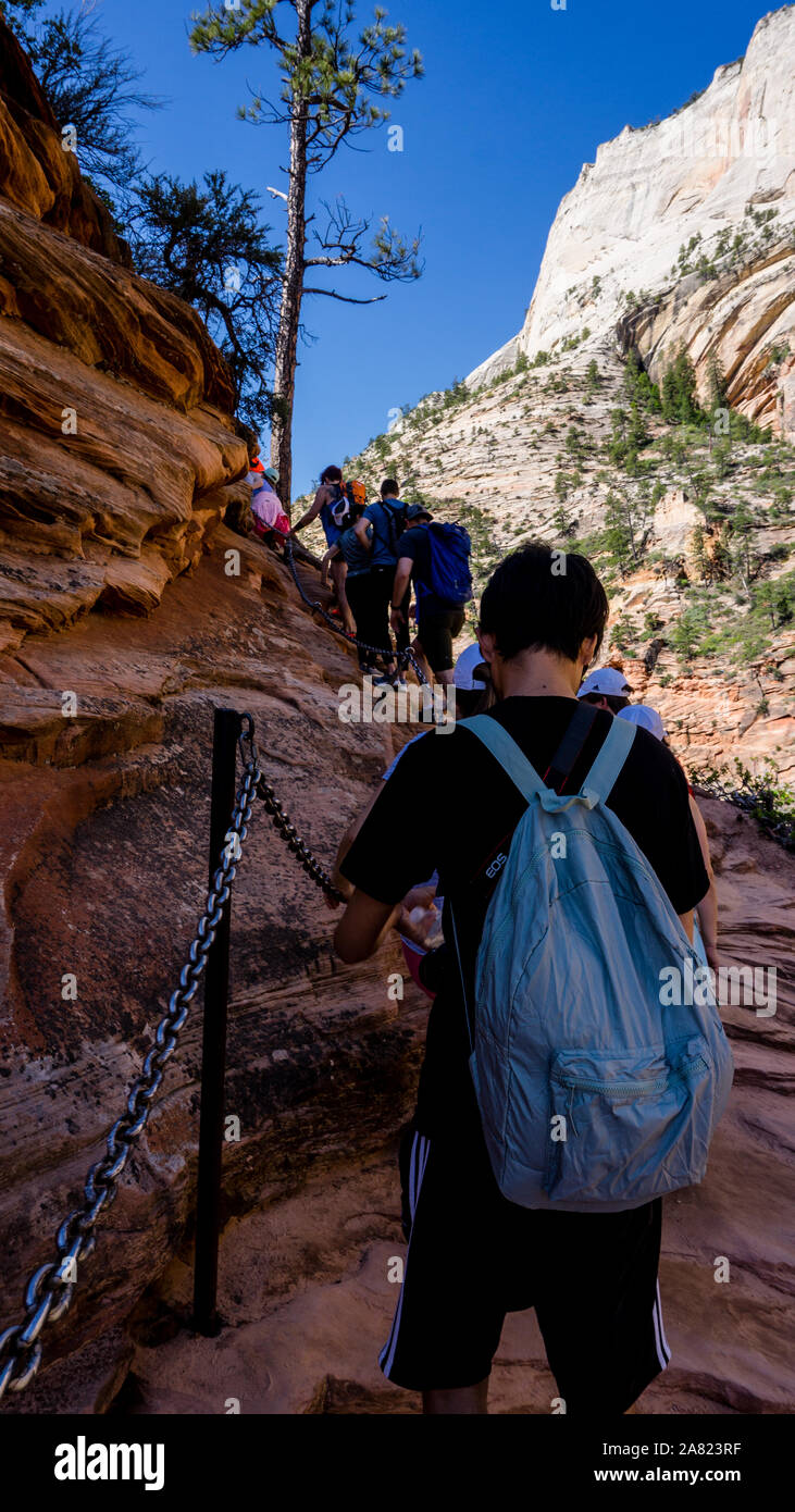 Le tourisme de masse, de nombreuses personnes sur le sentier de randonnée jusqu'à Angels Landing dans le Zion National Park, Utah, USA Banque D'Images