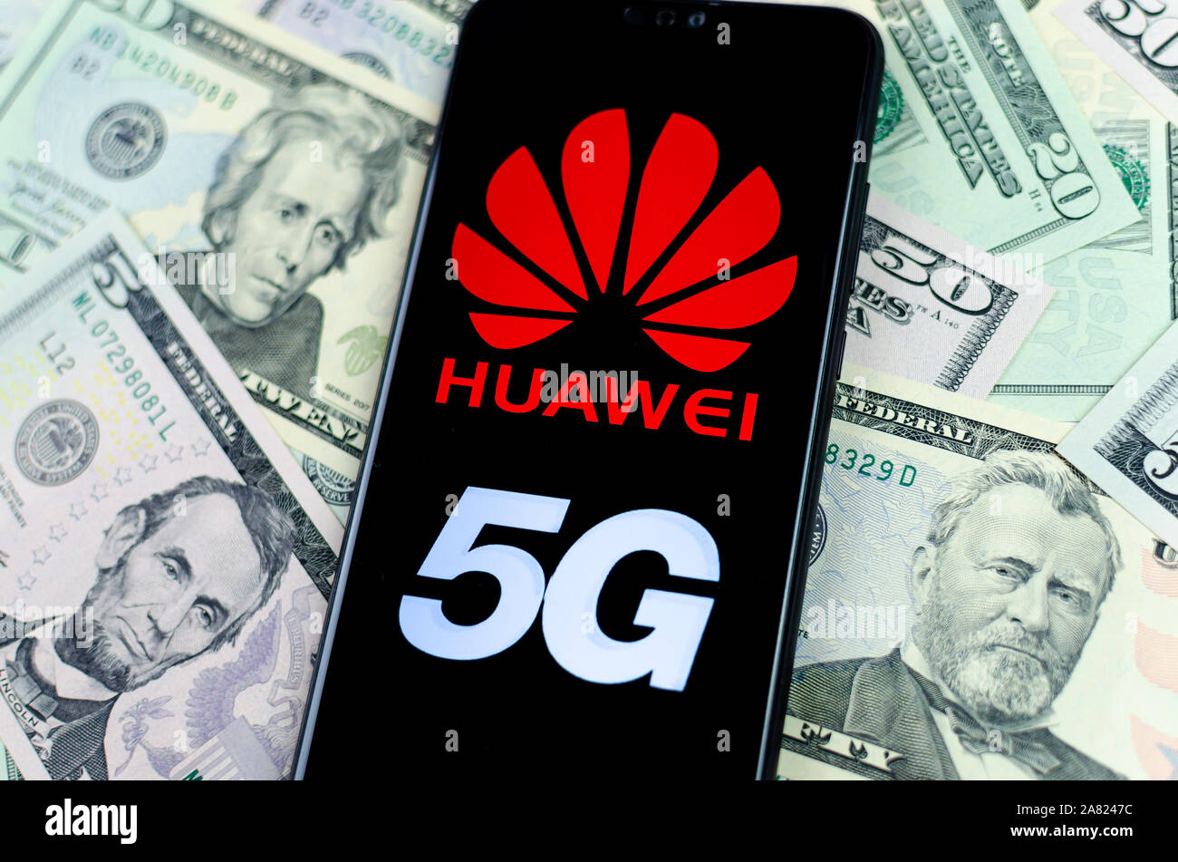 Logo Huawei sur le smartphone qui est placé sur le dollar US. Photo conceptuelle pour Huawei bénéfices leurs réseaux 5G. Banque D'Images