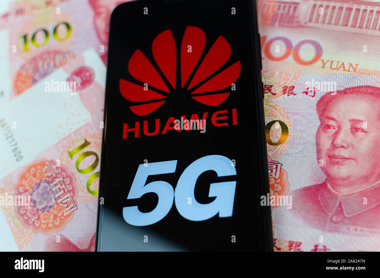 Concept photo pour réseau 5G en Chine. Huawei 5G logo sur un smartphone qui est placé sur le yuan 100 billets. Profondeur de champ. Banque D'Images