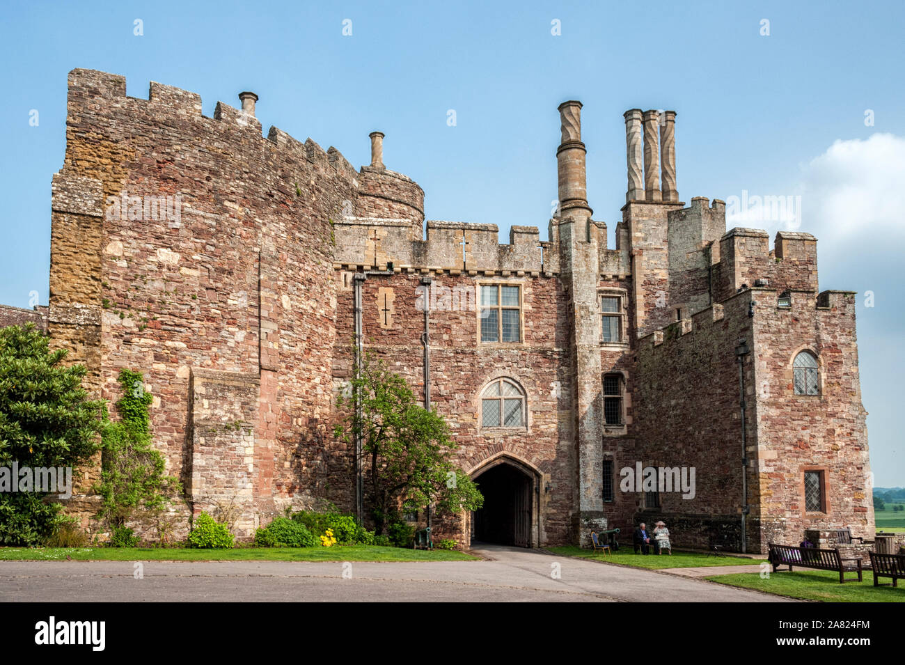 Château de Berkeley, dans le comté de Gloucestershire, Angleterre. Construit pour défendre l'estuaire de la Severn et la frontière galloise et réputé site de l'assassinat d'Édouard II Banque D'Images
