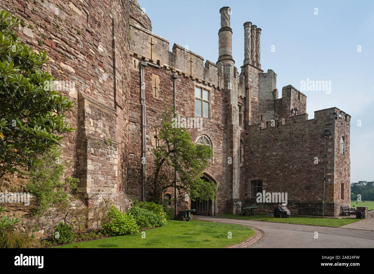 Château de Berkeley, dans le comté de Gloucestershire, Angleterre. Construit pour défendre l'estuaire de la Severn et la frontière galloise et réputé site de l'assassinat d'Édouard II Banque D'Images