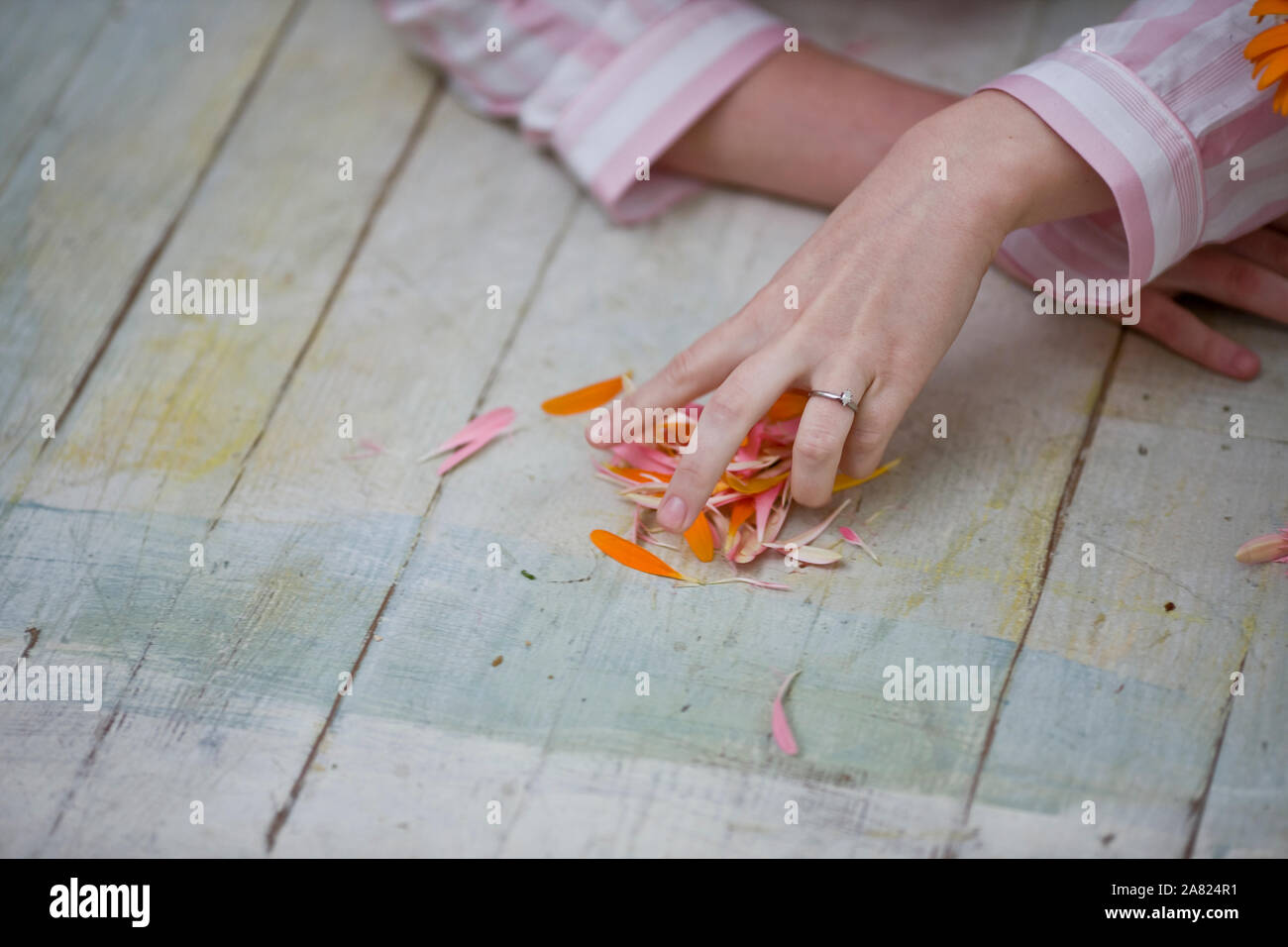 Femme ramasser des pétales de marbre Banque D'Images