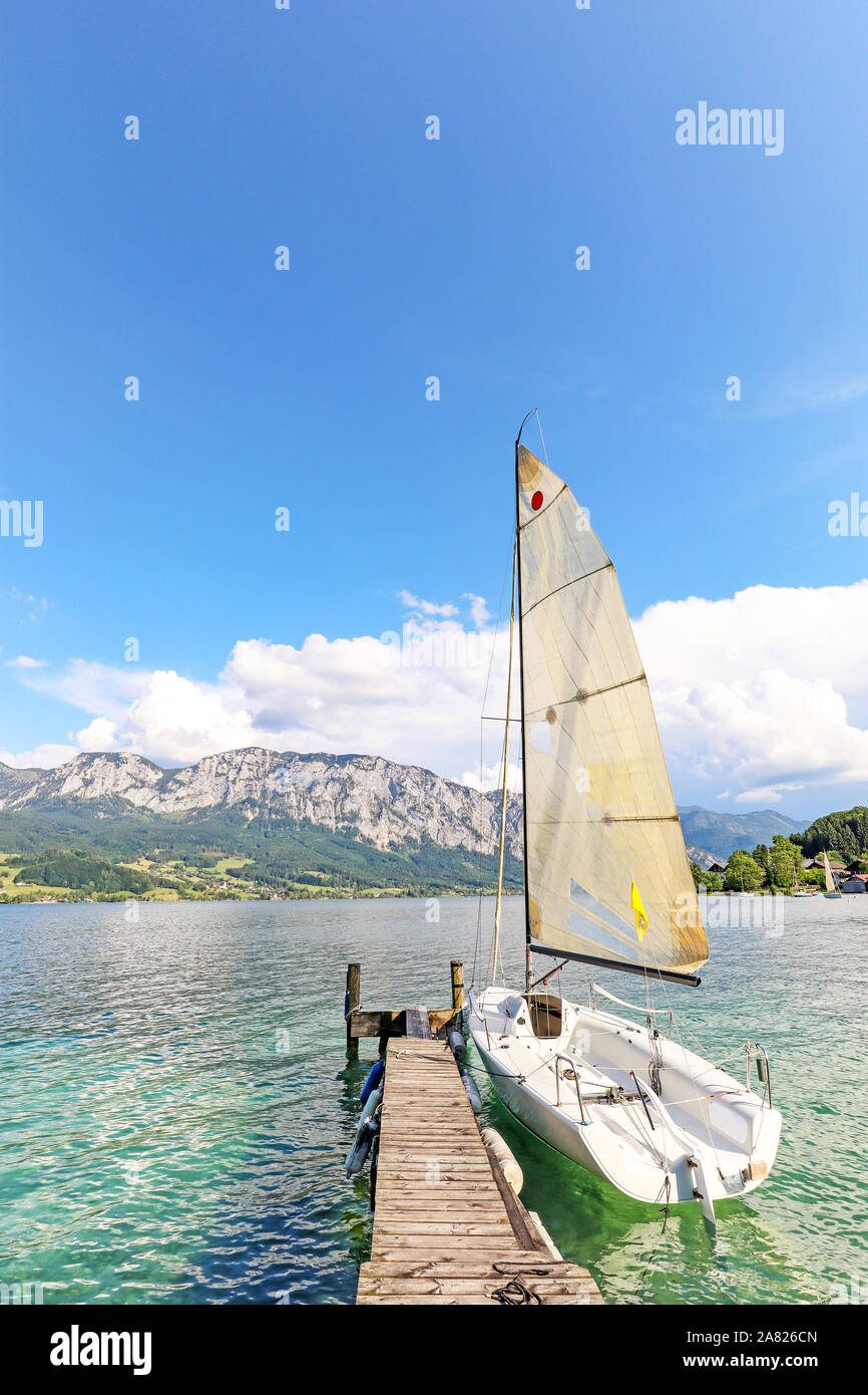 Voir au lac Attersee avec bateau à voile, les montagnes de alpes autrichiennes, près de Salzbourg, Autriche Europe Banque D'Images