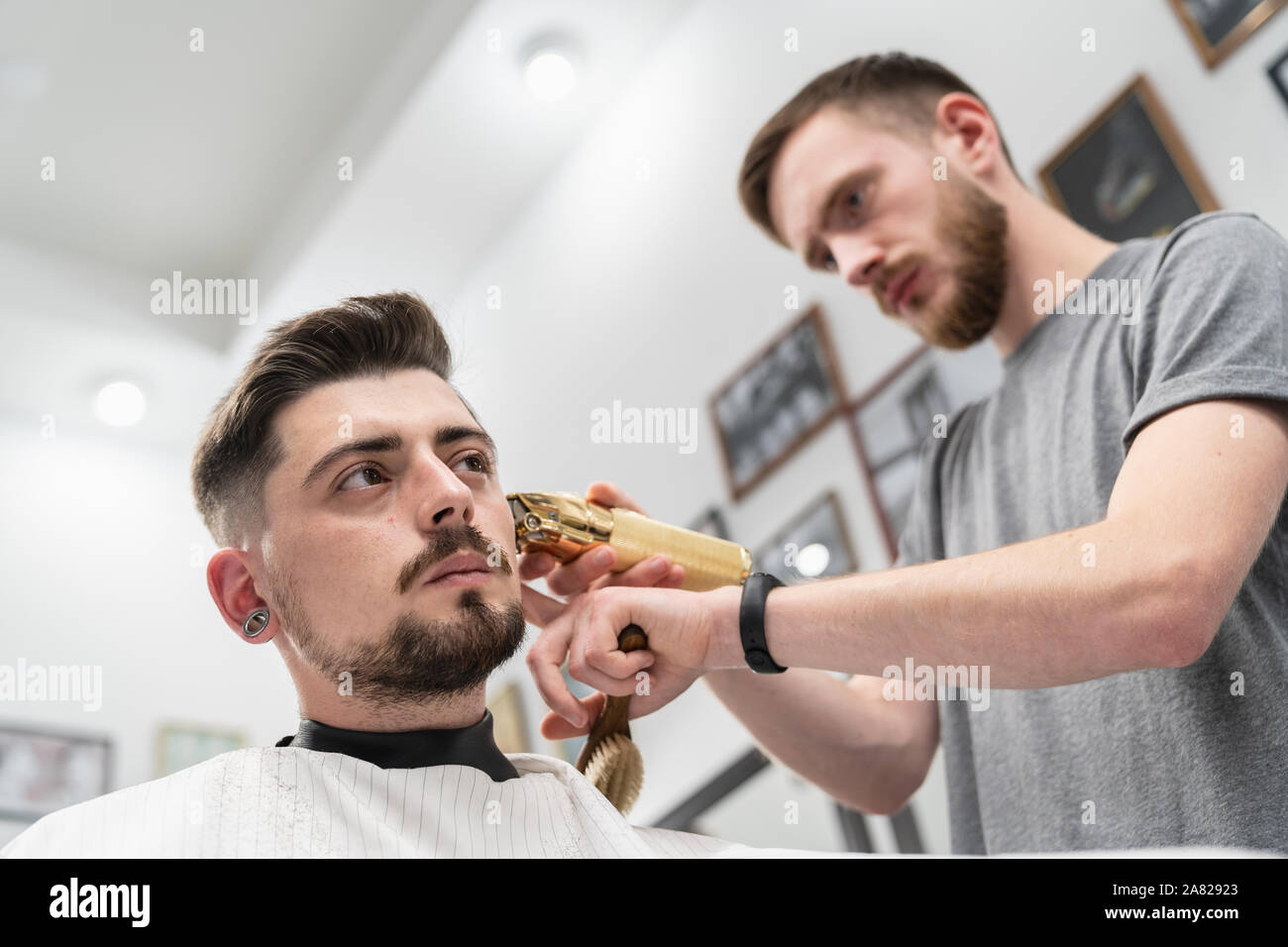 Coupe De La Tete Et De La Barbe Dans Un Salon De Coiffure Barber Met Et Peigne La Barbe Du Client Le Processus De Creation D Une Coiffure Et De La Mise En