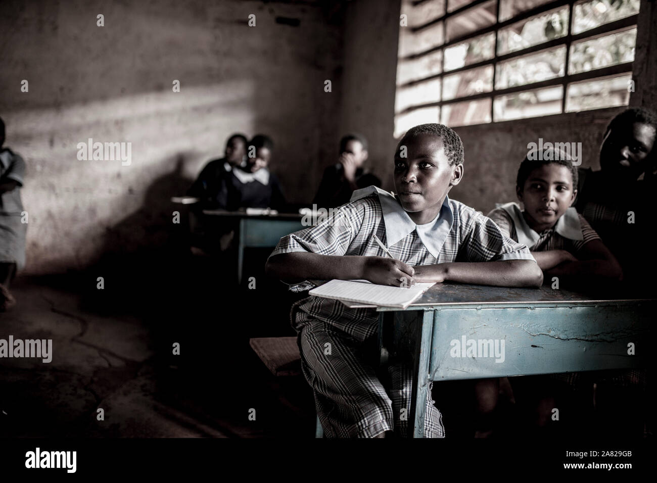 NAIROBI, KENYA, 10 septembre 2014 : étude des filles non identifiés dans une classe simple près de Nairobi, Kenya. Banque D'Images