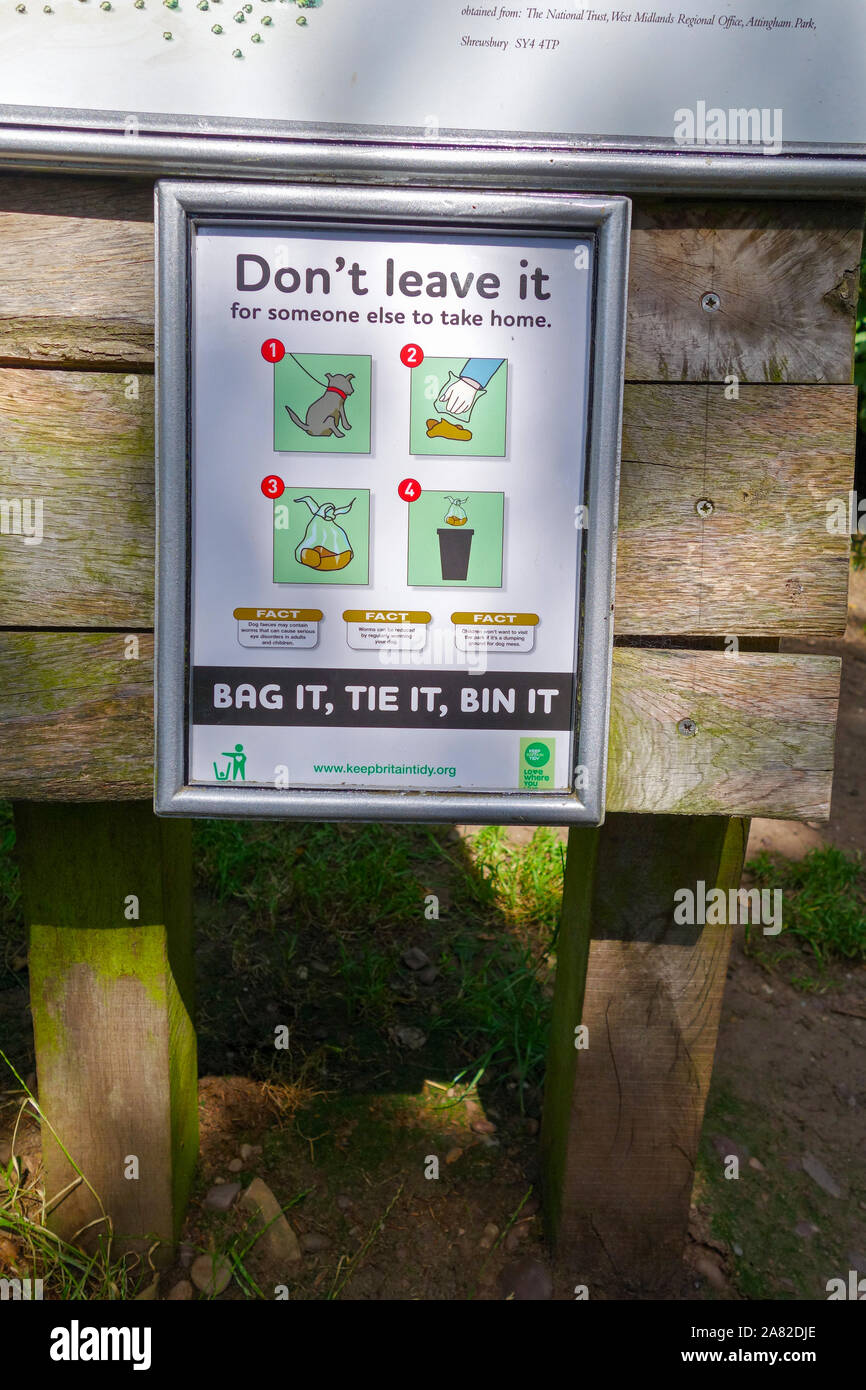 Un signe ou information conseil dire "ne laisser' et 'en sac, l'attacher, ben c' sur les excréments de chien, Stone, Staffordshire, England, UK Banque D'Images