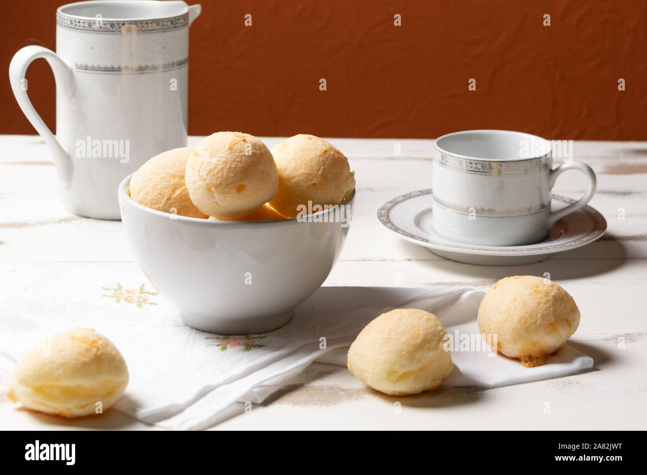 Snack-brésilien pain au fromage, pains au fromage maison arustic, style vintage white background Banque D'Images