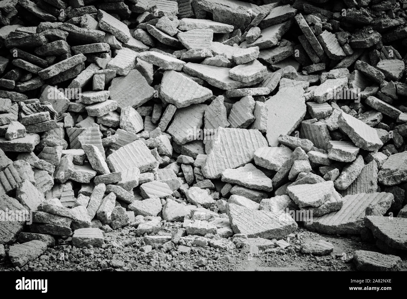 Béton de ciment brisé en morceaux sur le sol Banque D'Images