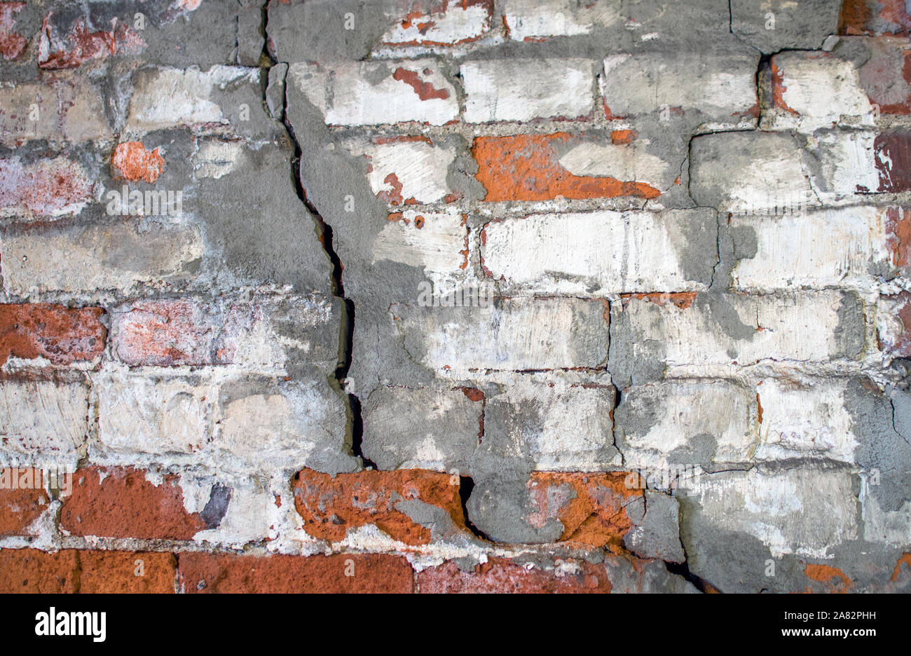 Un mur de briques en ruine commence à briser et d'affaiblir dans cette usine sous-sol foundation Banque D'Images