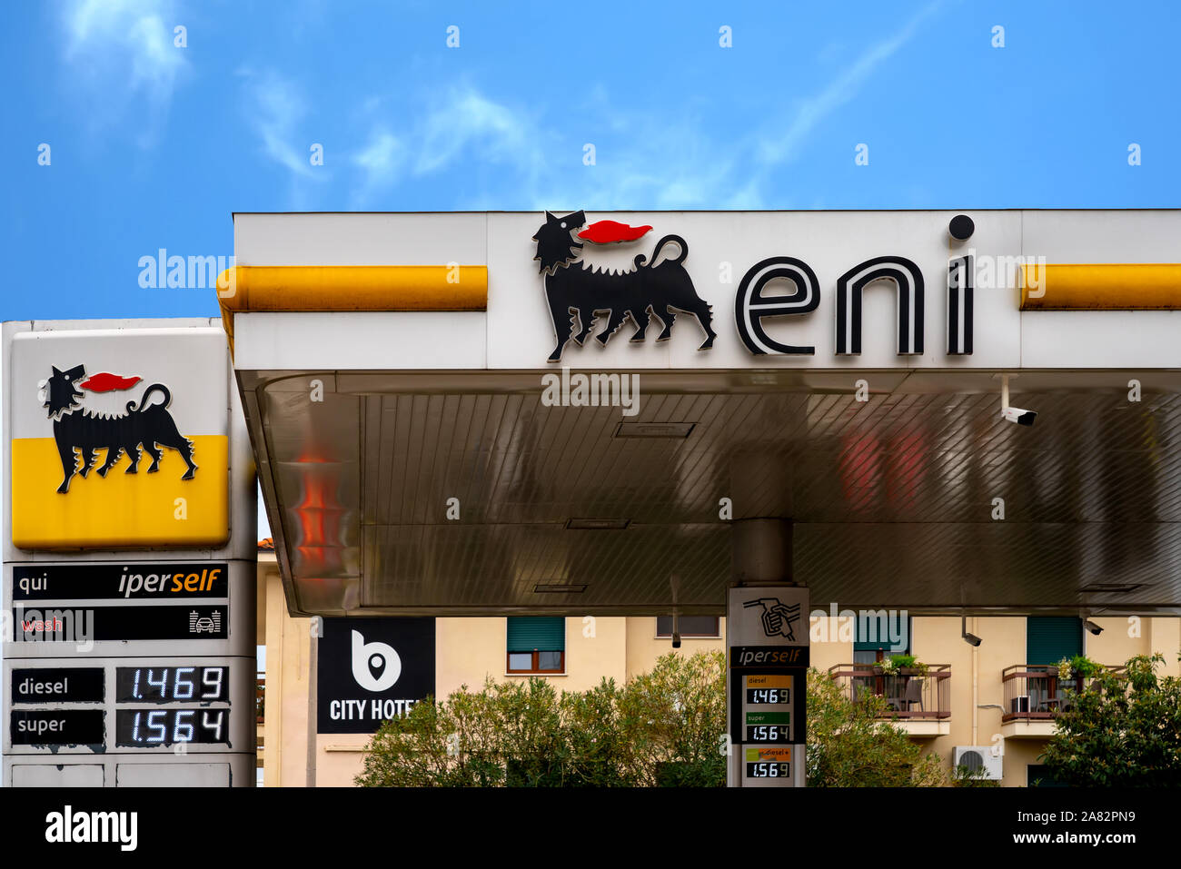 Bardolino, Italie - 10/31/2019 : Eni S.p.A. en allemand est une multinationale italienne Agip Oil and Gas Company basée à Rome. La station-service est Banque D'Images