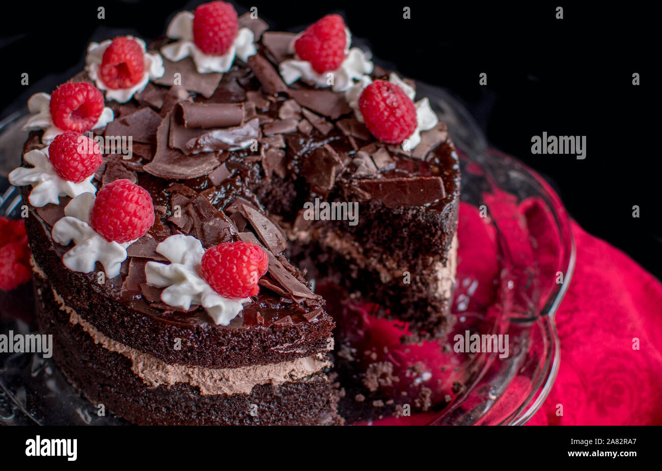 Gateau Au Chocolat Defunt Sur Un Joli Cake Stand De Verre Photo Stock Alamy