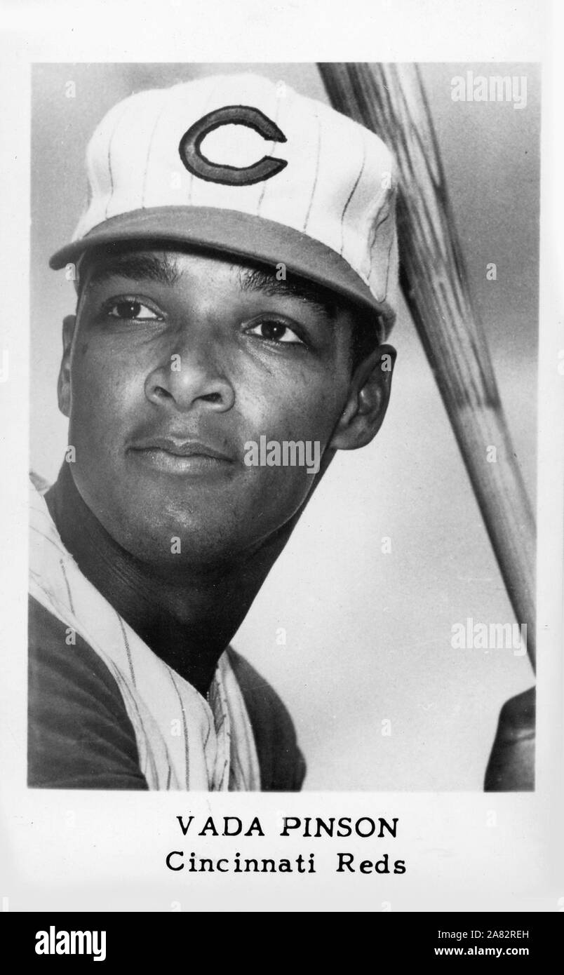 Vintage noir et blanc photo souvenir de la Ligue majeure de baseball Vada Pinsonh avec les Reds de Cincinnati vers 1960 Banque D'Images
