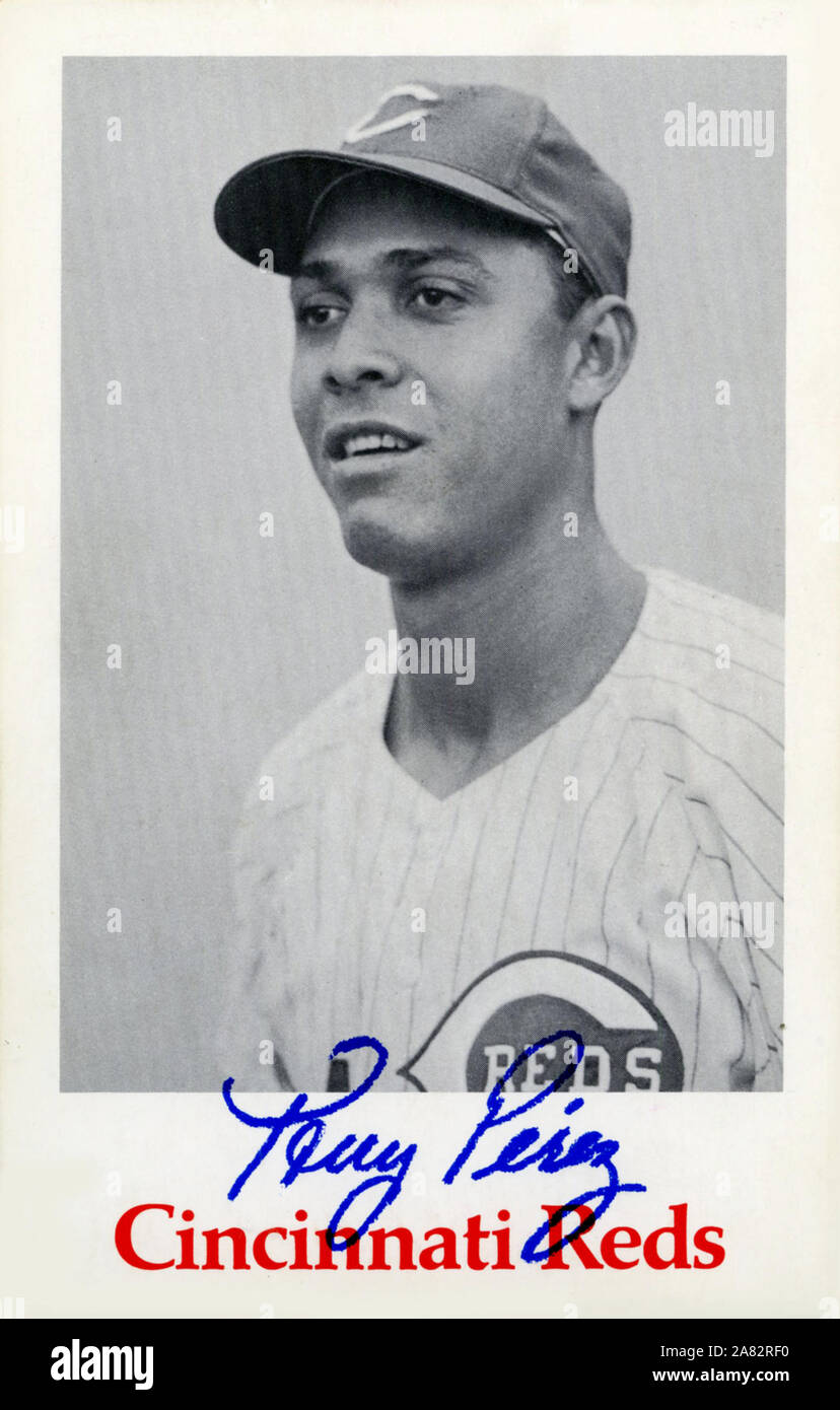 Vintage noir et blanc photo souvenir de la Ligue majeure de baseball Tony Perez avec les Reds de Cincinnati vers les années 1970. Banque D'Images