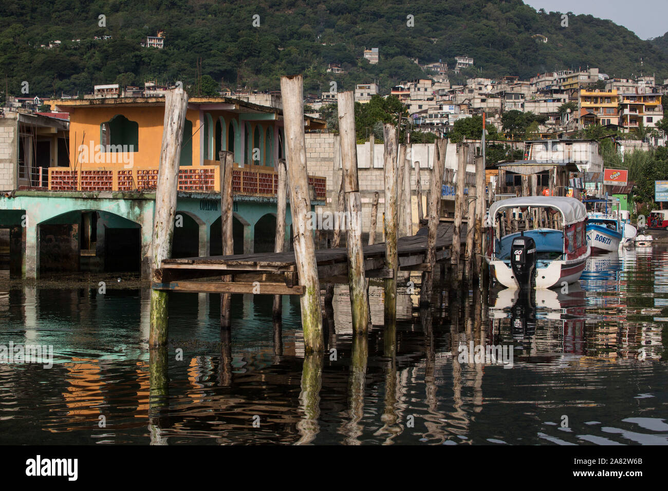 L'un des quais de la ville avec des bateaux et aux côtés de la ville de San Pedro en arrière-plan. Depuis 2009 le Lac Atitlan au Guatemala a augmenté de plus de 30 pieds. Banque D'Images