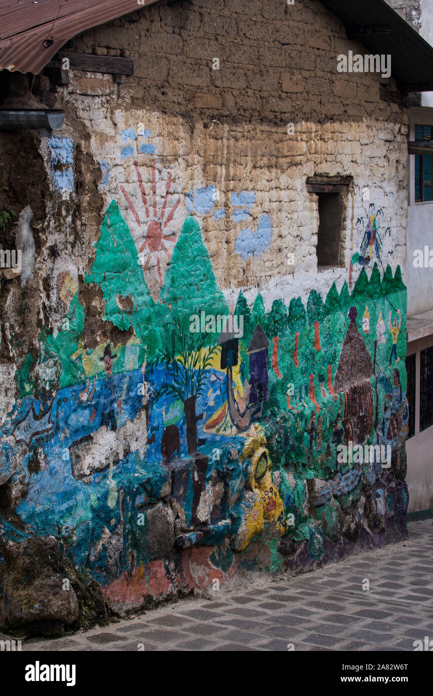 Une murale peinte aux couleurs vives sur le mur d'une maison d'Adobe à San Pedro la Laguna, Guatemala. Banque D'Images