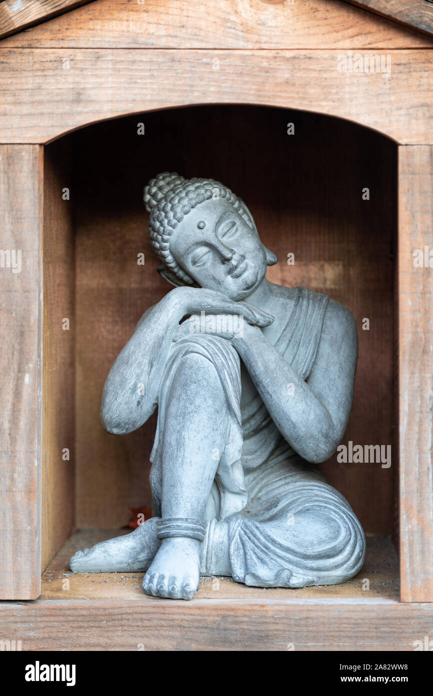 Les yeux fermés, la tête de Bouddha au repos et les mains sur les genoux, une variation des plus communes posent Lotus Banque D'Images