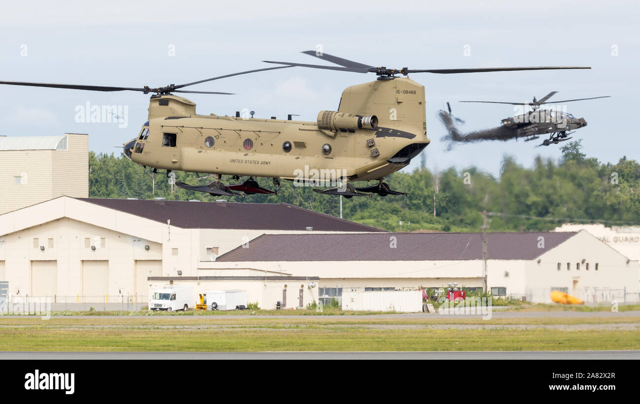 Un hélicoptère de transport Chinook CH-47 fonctionne à l'Arctique 2018 Thunder meeting aérien. Banque D'Images