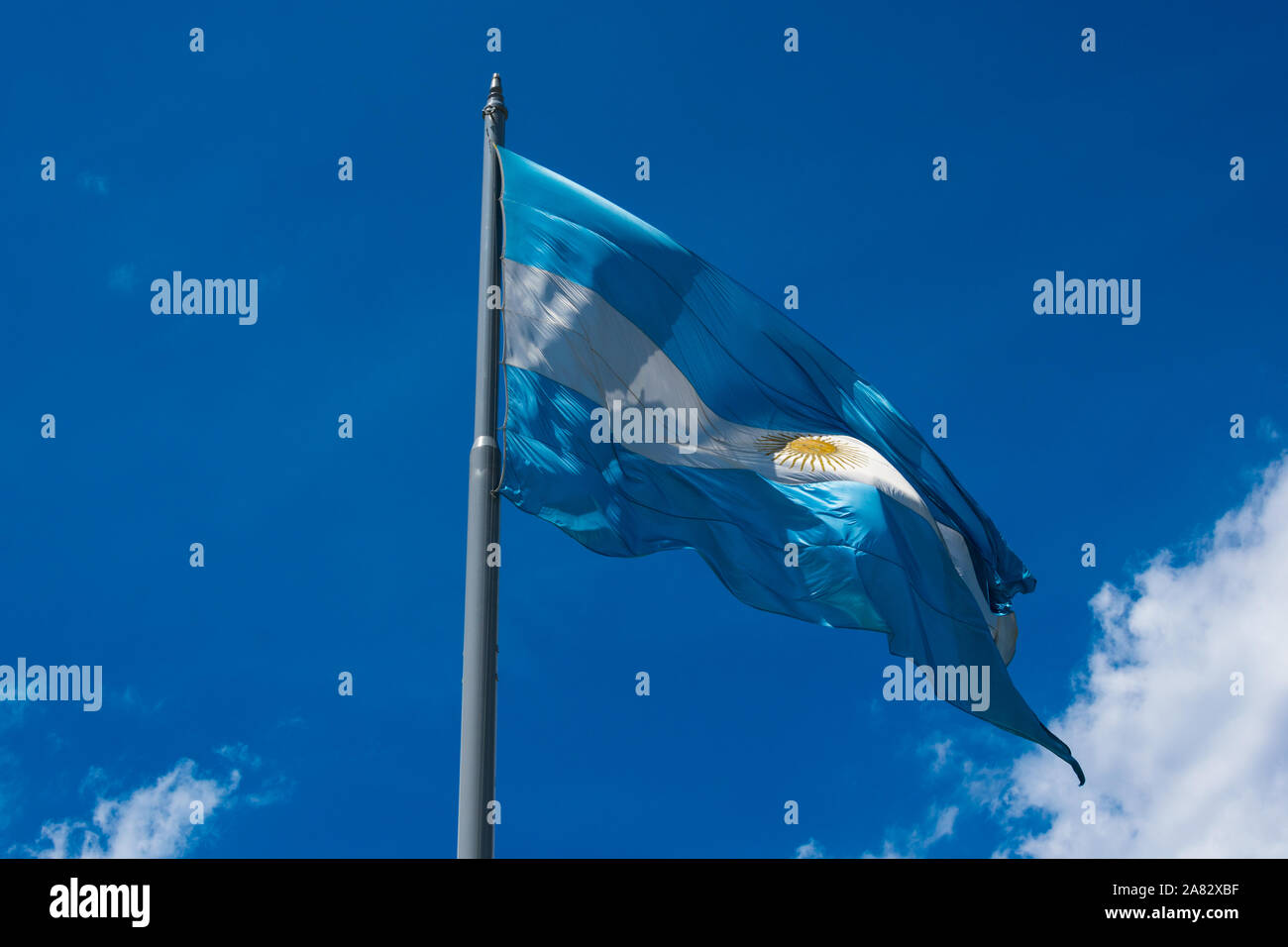 Le drapeau de l'Argentine (Bandera argentine - Bandera Nacional) est un  trait horizontal de triband bleu clair (haut et bas) et blanc avec le  soleil de mai 100 Photo Stock - Alamy