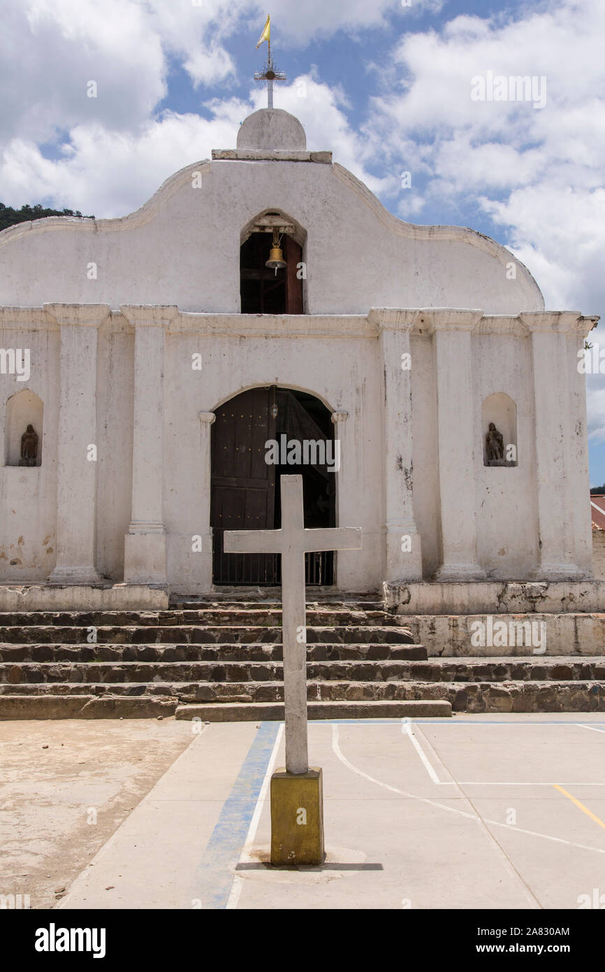 Un petit, simple église catholique de Santa Cruz la Laguna, Guatemala avec une croix sur la place ou place de la ville à l'avant. Banque D'Images