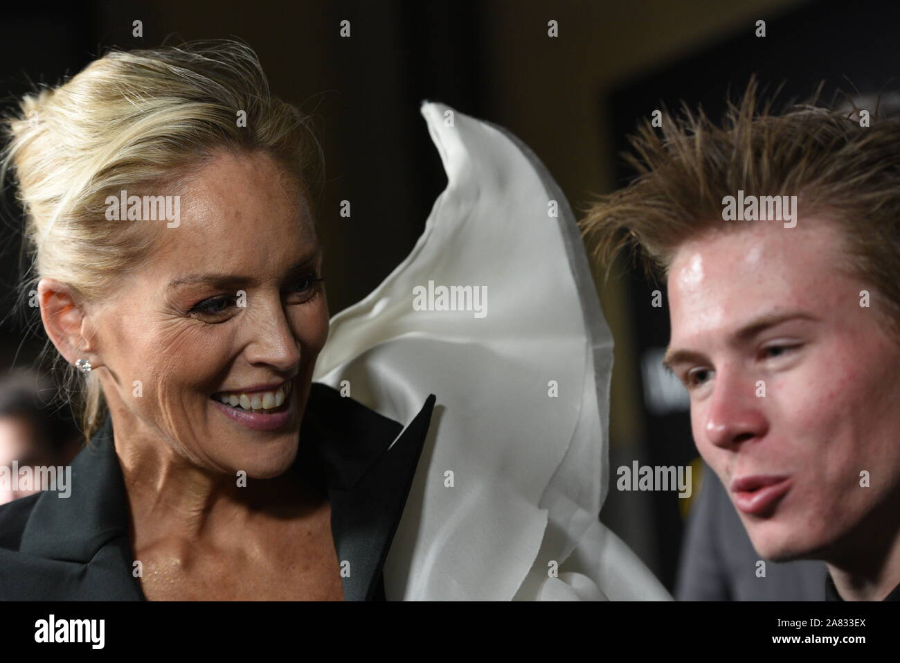 Madrid, Espagne. 05Th Nov, 2019. Sharon Stone (L) et son fils Roan Joseph Bronstein assister à la Harper's Bazaar Awards 2019 de Santoña palace à Madrid.L'acteur, producteur et ancien mannequin Sharon Vonne Stone a reçu l'icône International Harper's Bazaar Award 2019. Credit : SOPA/Alamy Images Limited Live News Banque D'Images