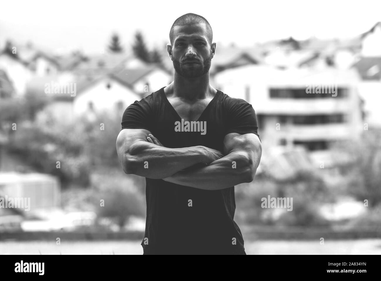 Portrait d'un jeune homme en bonne forme physique montrant son corps bien formé - Athletic musculaire Fitness Model Posing Bodybuilder exercices après l'extérieur Banque D'Images