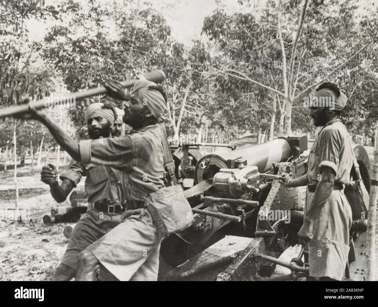 Les soldats sikhs dans la formation avec l'artillerie sur le terrain en Chine, circa 1941 Banque D'Images