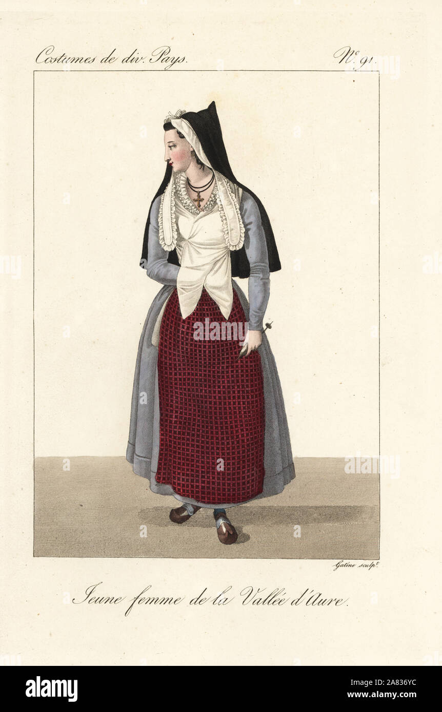 Jeune femme de la vallée d'Aure, France, 19e siècle. Elle porte les capulet  pyrénéenne ou un capuchon sur la tête et les épaules, fichu, tablier et  jupons. La gravure sur cuivre coloriée