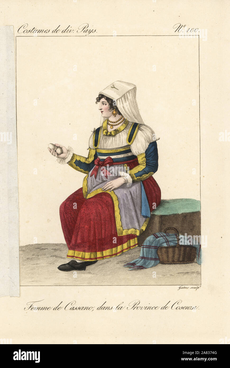 Femme de Cassano all'Ionio, Cosenza, Italie, 19e siècle. Elle vend des  oeufs dans un panier, et porte un foulard tenu par une broche, chemise,  corsage, tablier et jupes décorées avec tresse d'or
