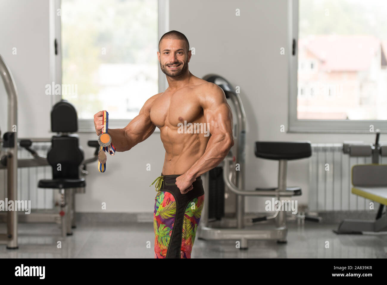 Concurrent Bodybuilder montrant sa médaille gagnants - Remise en Forme mâle concurrent montrant sa médaille gagnants Banque D'Images