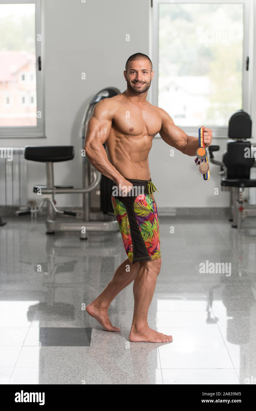 Concurrent Bodybuilder montrant sa médaille gagnants - Remise en Forme mâle concurrent montrant sa médaille gagnants Banque D'Images