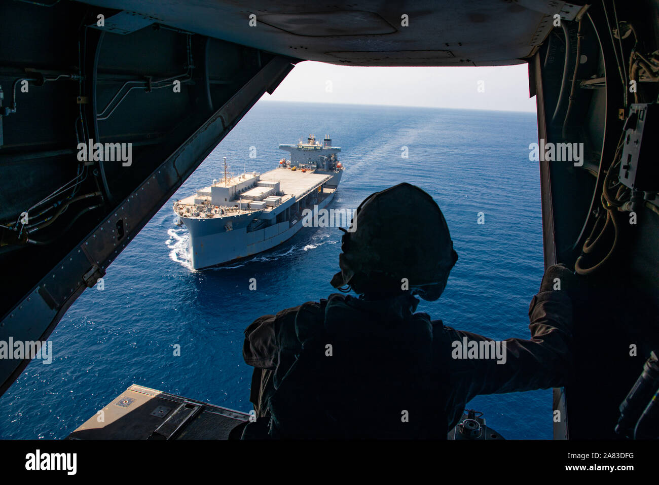 Les Marines américains affectés à l'escadron à rotors basculants moyen (VMM) 161, joints à but spécial Groupe Force-Crisis Response-Central air-sol marin (SPMAGTF-CR-CC) 19,2 MV-22 Osprey, effectuer des qualifications d'appontage avec la base maritime expéditionnaire USS Lewis B. Extracteur (ESB 3) en lieu inconnu, le 28 octobre 2019. Le SPMAGTF-CR-CC est une force de réaction rapide, prêt à déployer une gamme de possibilités dans la région. (U.S. Marine Corps photo par le Sgt. Kyle C. Talbot) Banque D'Images