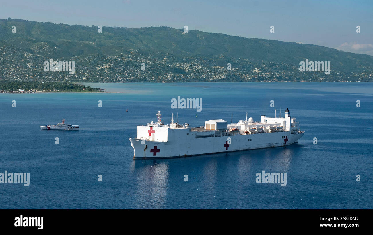 Le USCGC Kathleen Moore (CMP 1109) voiles aux côtés du navire-hôpital USNS Comfort (T-AH 20) comme c'est ancré au large de Port-au-Prince, Haïti en vue d'une mission médicale de six jours, le 4 novembre 2019. Le confort est de travailler avec les partenaires gouvernementaux et de la santé en Amérique centrale, Amérique du Sud, et les Caraïbes pour fournir des soins sur le navire et dans les sites médicaux, aide à relâcher la pression sur les systèmes médicaux, y compris ceux qui sont accablés par une augmentation des migrants transfrontaliers. (U.S. Photo par marine Spécialiste de la communication de masse 2e classe Morgan K. Nall) Banque D'Images