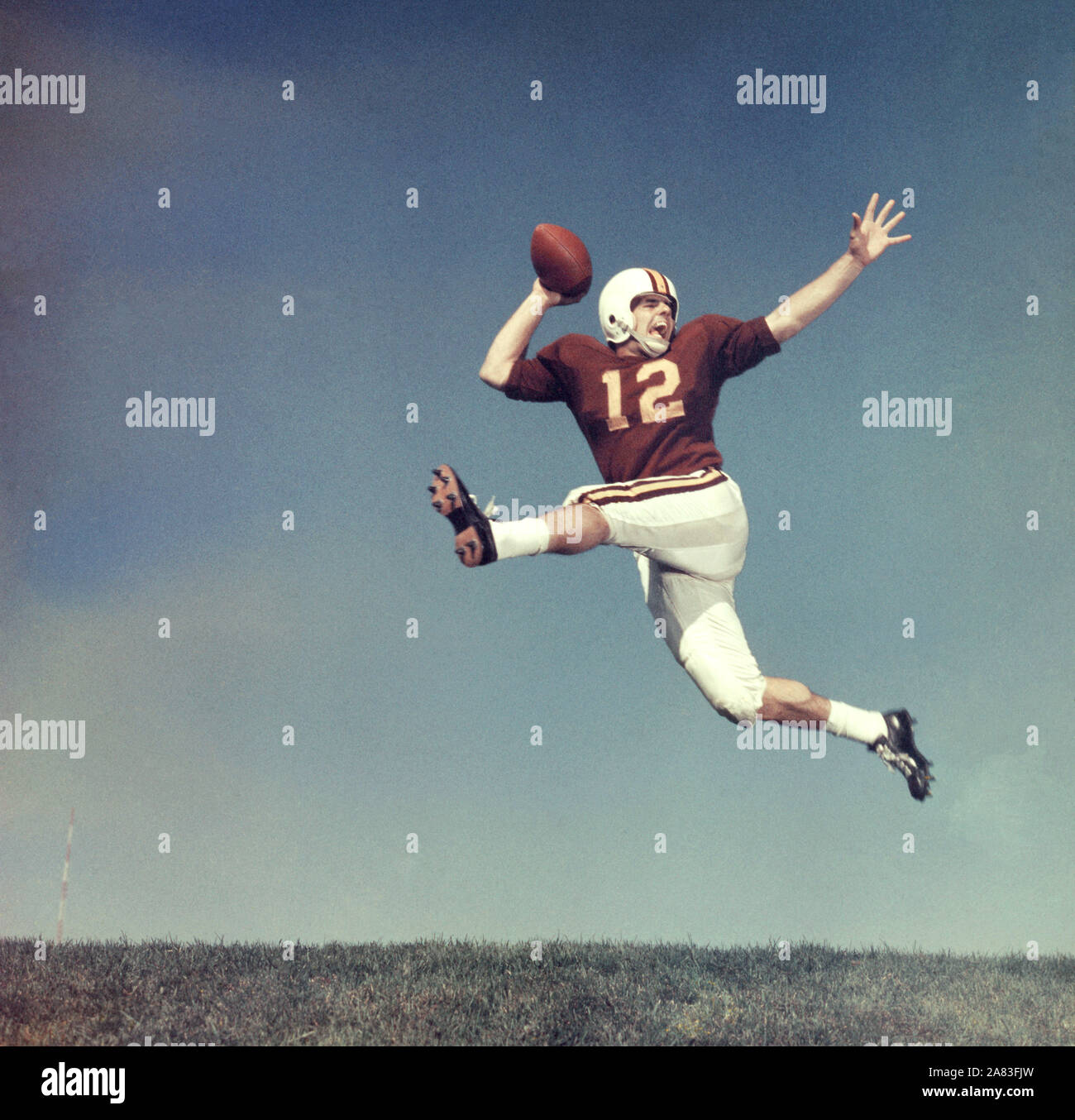 Joueurs de football américain non identifié 1950 sauter en l'air avec la balle (photo de Hy Peskin) Banque D'Images