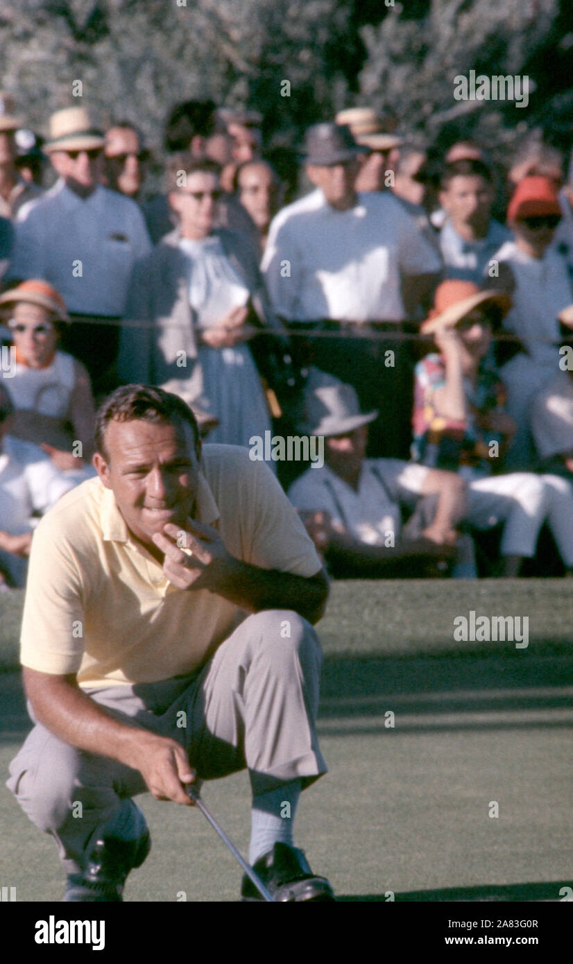LAS VEGAS, NV - 6 mai : Arnold Palmer des États-Unis cherche à aligner son putt au cours du Tournoi des Champions 1962 le 6 mai 1962 à Las Vegas, Nevada. (Photo de Hy Peskin) (Définition du nombre : X8475) *** légende locale *** Arnold Palmer Banque D'Images
