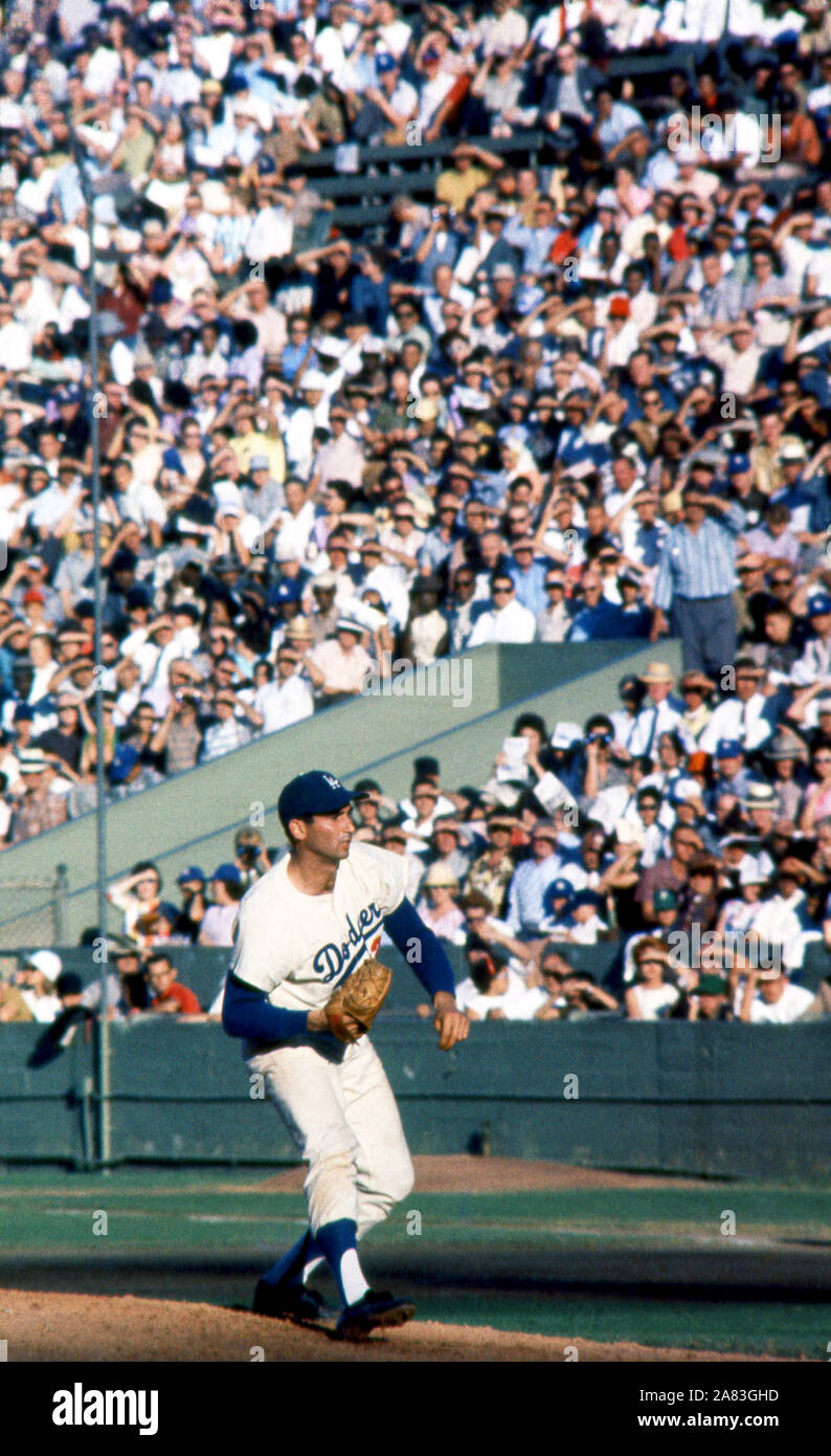 LOS ANGELES, CA - 7 juillet : Sandy Koufax Pitcher # 32 de la jette des Dodgers de Los Angeles, un lancer au cours d'un match contre les MLB Reds de Cincinnati le 7 juillet, 1961 au Los Angeles Memorial Coliseum de Los Angeles, Californie. (Photo de Hy Peskin) *** légende locale *** Sandy Koufax Banque D'Images